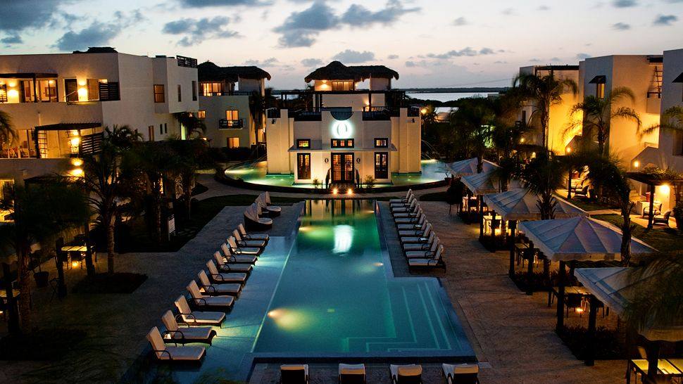 巴西圣佩德罗Las Terrazas酒店_005905-01-exterior-pool-night.jpg