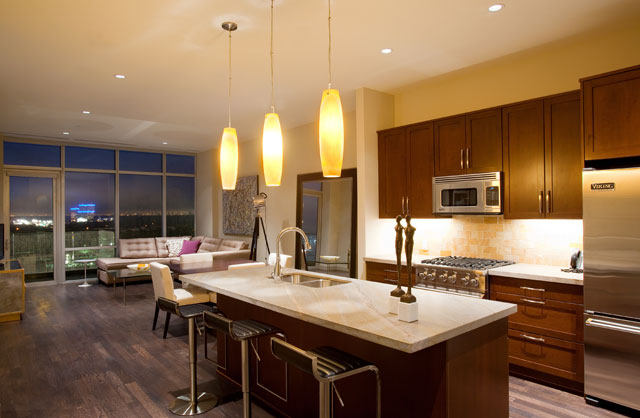 德州休斯顿﻿Hotel Sorella Citycentre_suite-1108-kitchen-and-living-night.jpg