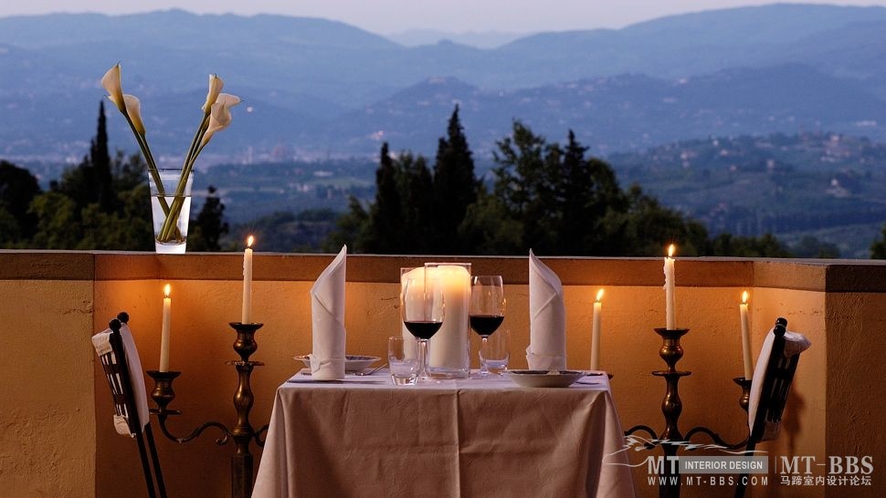 意大利佛罗伦萨曼嘉卡纳渡假别墅 (Villa Mangiacane)_002833-10-terrace-dinner_mountains-view.jpg