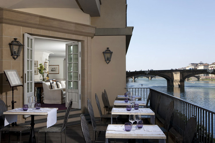 佛罗伦萨Hotel Lungarno酒店_Borgo San Jacopo terrace on river Arno.jpg