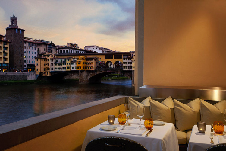 佛罗伦萨Hotel Lungarno酒店_Dining on the river Arno at Borgo San Jacopo Restaurant.jpg