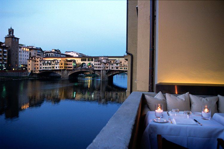 佛罗伦萨Hotel Lungarno酒店_Dining on the river Arno at Borgo San Jacopo Restaurant1.jpg