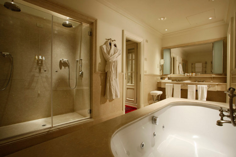 佛罗伦萨Hotel Lungarno酒店_Whirlpool bath and wal-in shower at Picasso Suite.jpg