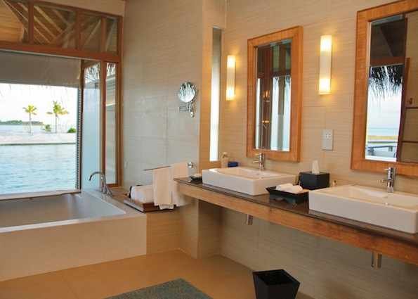 马尔代夫 安娜塔拉薇莉岛度假村 Anantara Veli Resort & Spa_Deluxe-Over-Water-bathroom-AVM_715.jpg