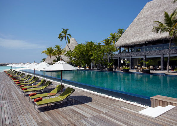 马尔代夫克哈瓦岛度假村 Anantara Kihavah Villas, Maldives_Loungers_at_Pool_Deck_1-AKH_1325.jpg