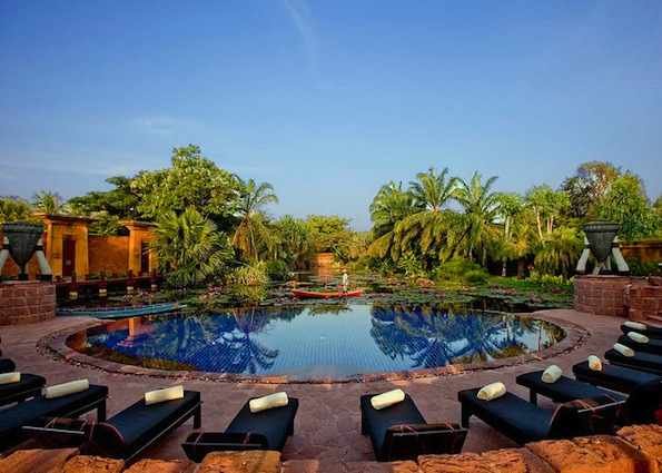 泰国华欣度假村 Anantara Hua Hin_Infinity pool edging lotus lagoon-AHH_369.jpg