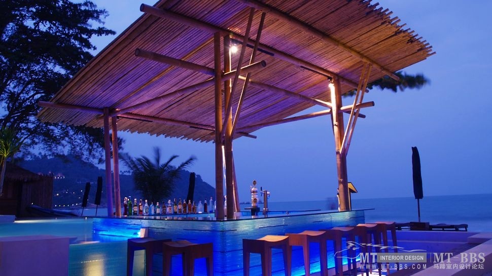 泰国拉沙南达豪华度假村 Anantara Rasananda_009541-04-swim-up-pool-bar-at-dusk.jpg