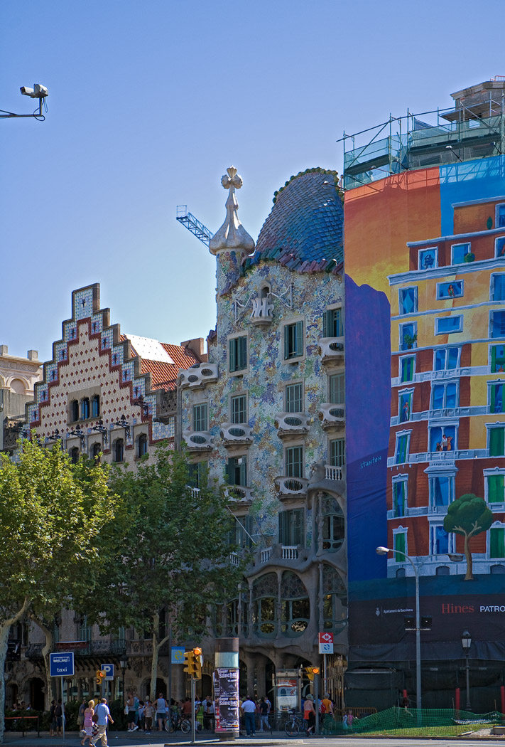 高迪的巴特里奥之家_Casa Batlló 位于迦泰罗尼亚广场北侧约500米，始建于1877年，在1905－1907年间，由高.jpg