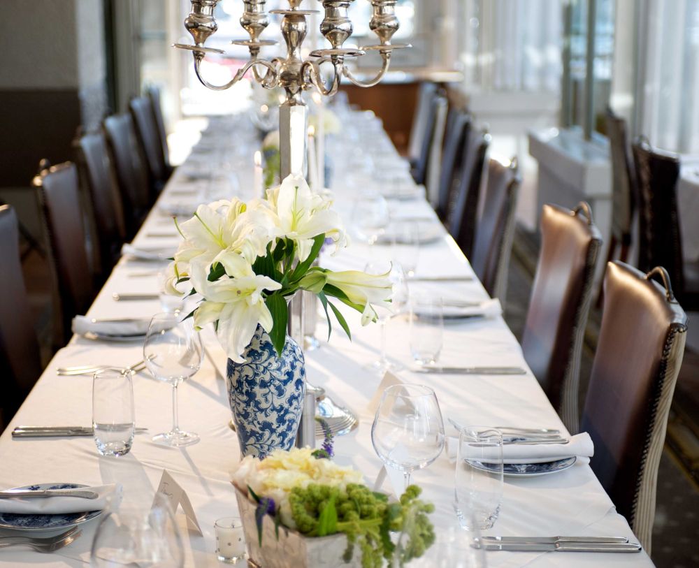 南非开普敦格雷斯酒店 cape grace_Table_with_lily_2_LR1.jpg