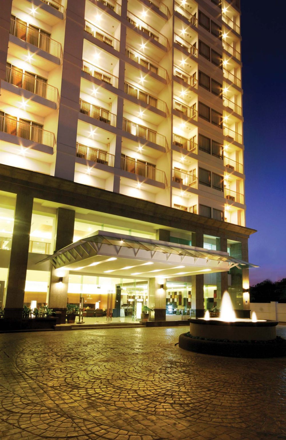 清迈坎塔瑞酒店式公寓 Kantary Hotel & serviced apartments, Ayutthaya_Kantary Hotel Ayutthaya-Front Fountain.jpg