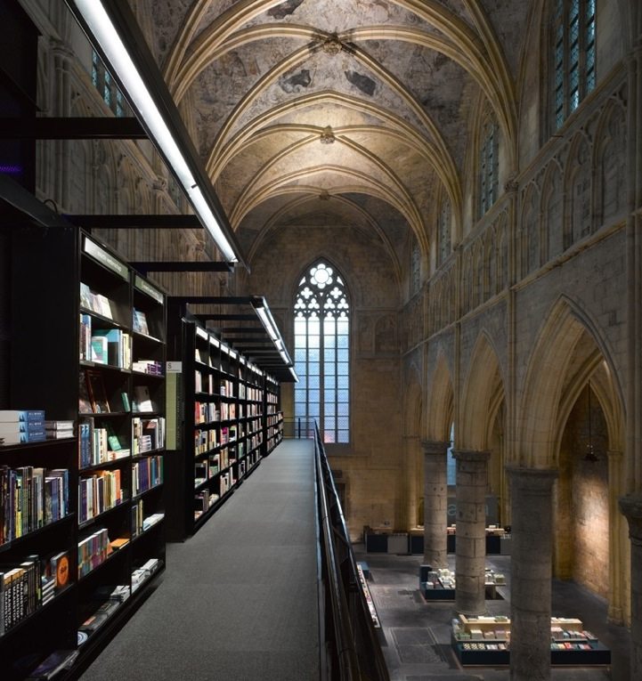 13世纪教堂转换到现代图书馆_13th-Century-Church-Converted-to-Modern-Day-Library-in-Holland-4.jpg