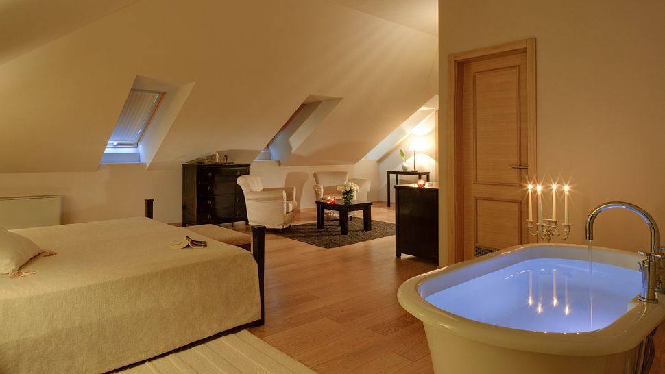克罗地亚贝尔维尤杜布罗夫尼克酒店 Hotel Bellevue Dubrovnik_005234-08-bedroom-with bathtub.jpg