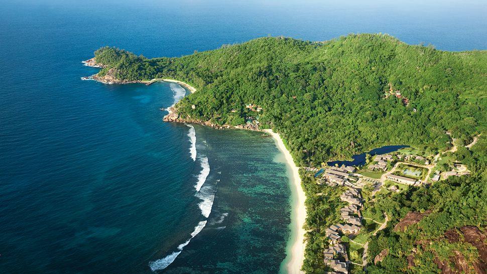 塞舌尔凯宾斯基度假酒店 Seychelles Kempinski Resort_010365-10-hotel-aerial-sea.jpg