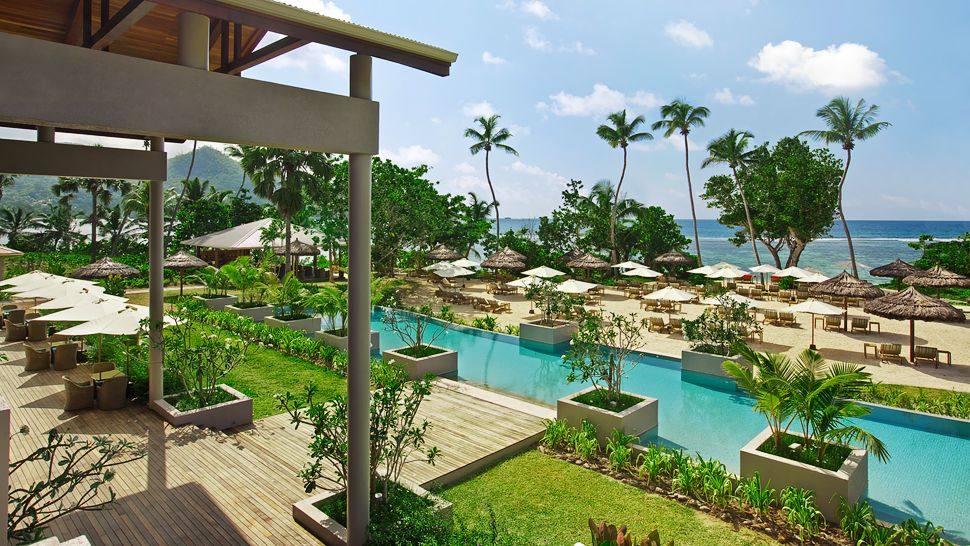 塞舌尔凯宾斯基度假酒店 Seychelles Kempinski Resort_010365-16-Pool-and-Beach-Area.jpg