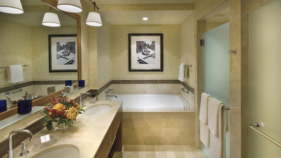 加州太浩湖丽思卡尔顿酒店 THE RITZ-CARLTON, LAKE TAHOE_Contemporary marble baths with deep soaking tubs and separate showers.jpg