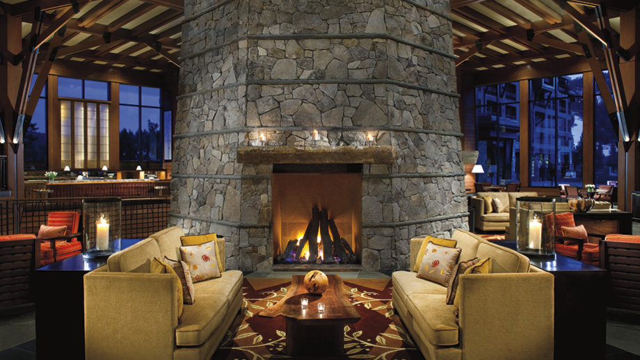 加州太浩湖丽思卡尔顿酒店 THE RITZ-CARLTON, LAKE TAHOE_Cozy seating areas surround the stately fireplace column.jpg