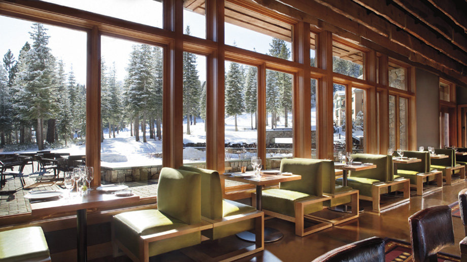 加州太浩湖丽思卡尔顿酒店 THE RITZ-CARLTON, LAKE TAHOE_Floor-to-ceiling windows in Manzanita overlook the Sierra Mountains.jpg