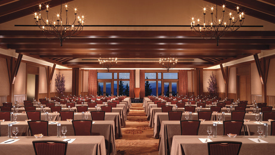 加州太浩湖丽思卡尔顿酒店 THE RITZ-CARLTON, LAKE TAHOE_Floor-to-ceiling windows in The Ritz-Carlton Ballroom provide magnificent views.jpg