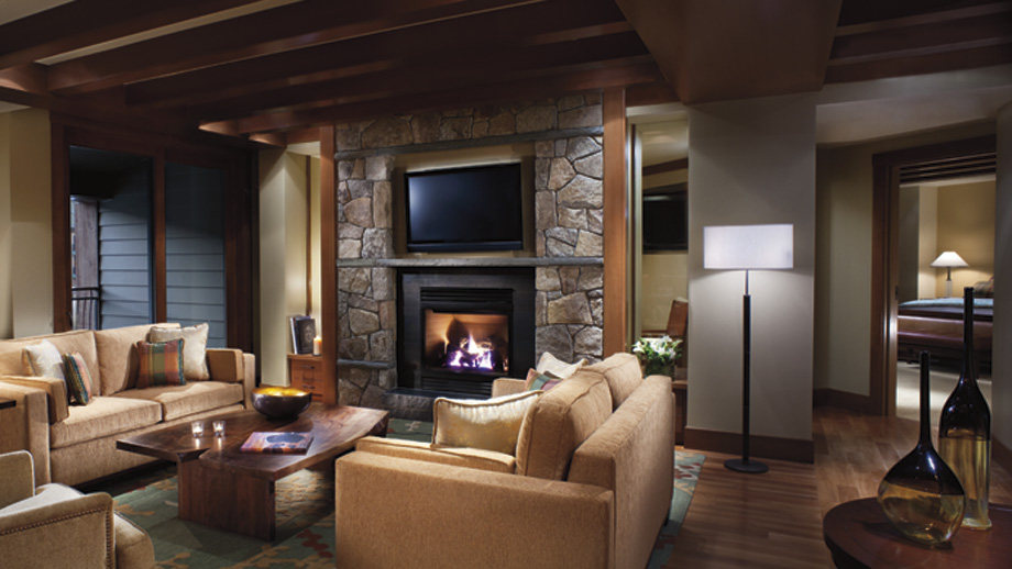 加州太浩湖丽思卡尔顿酒店 THE RITZ-CARLTON, LAKE TAHOE_Guests of the Ritz-Carlton Suite enjoy access to The Club Lounge.jpg