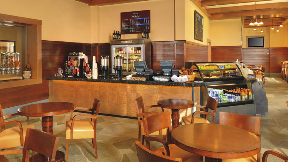 加州太浩湖丽思卡尔顿酒店 THE RITZ-CARLTON, LAKE TAHOE_MountainBlue offers convenient counter-service and a slope side terrace.jpg