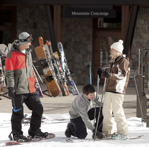 加州太浩湖丽思卡尔顿酒店 THE RITZ-CARLTON, LAKE TAHOE_Ski valets will manage your gear and escort you to the snow.jpg