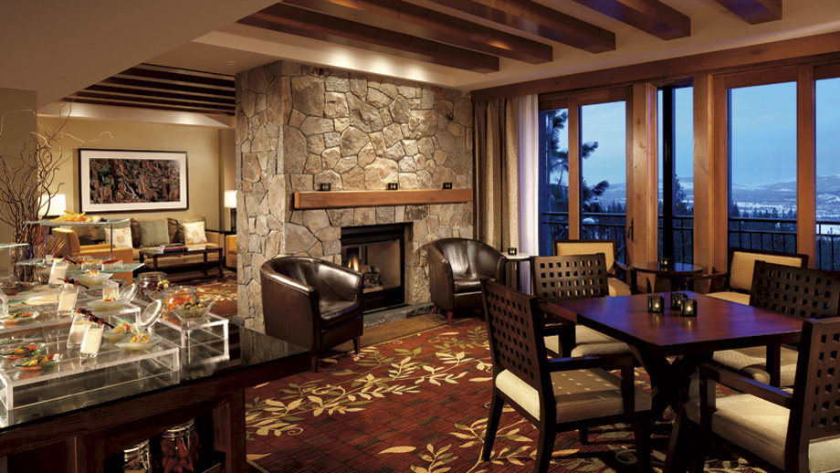 加州太浩湖丽思卡尔顿酒店 THE RITZ-CARLTON, LAKE TAHOE_The Ritz-Carlton Club Lounge features food and beverage offerings throughout the day.jpg