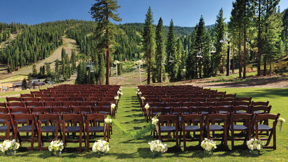 加州太浩湖丽思卡尔顿酒店 THE RITZ-CARLTON, LAKE TAHOE_The Sierra Mountains provide a stunning backdrop in The Meadows.jpg