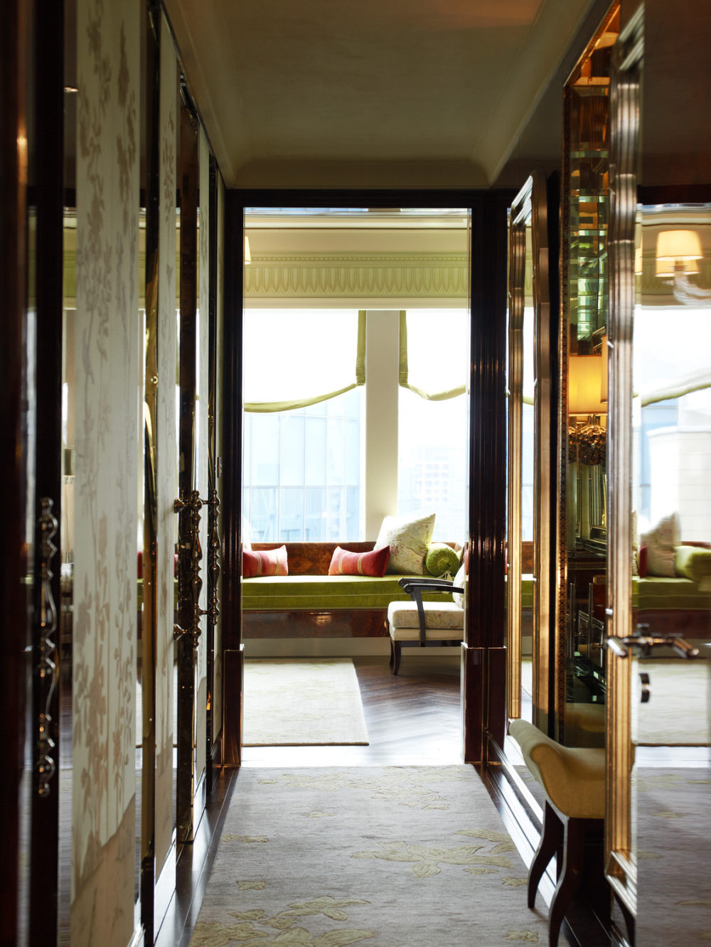 新加坡瑞吉酒店 he St. Regis Singapore_14)The St. Regis Singapore—King Cole Suite Living Room hallway 拍攝者.jpg