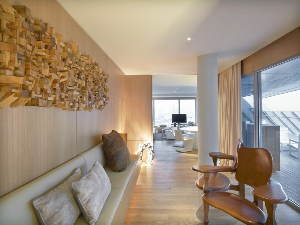 巴塞罗纳W酒店（W Barcelona, Barcelona, Spain）_21)W Barcelona—Extreme WOW Suite Living Area with Gaudi\'s Bench 拍攝者.jpg