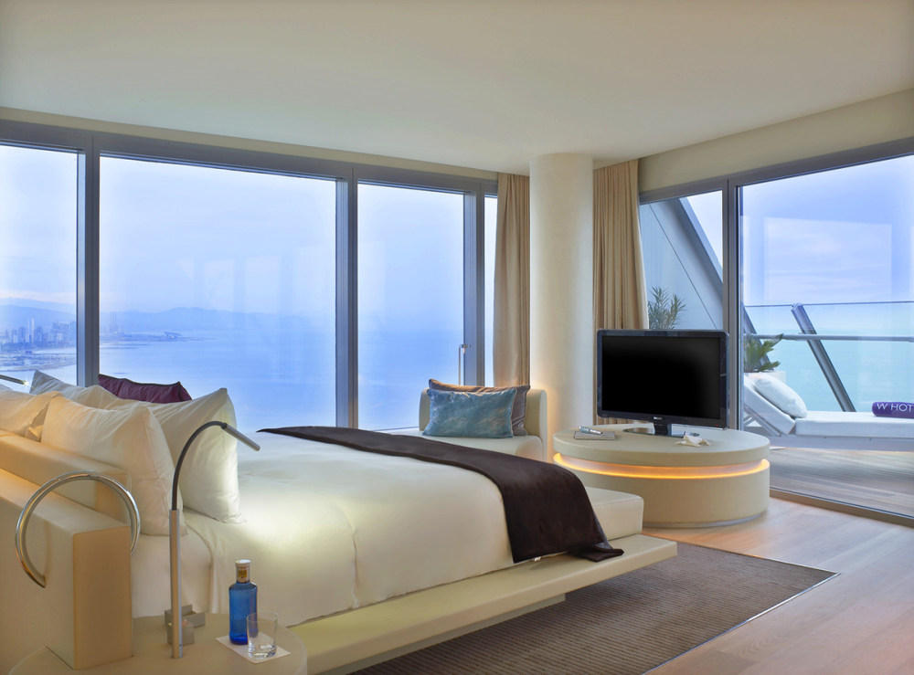巴塞罗纳W酒店（W Barcelona, Barcelona, Spain）_23)W Barcelona—WOW Suite Bedroom with Mediterranean views 拍攝者.jpg