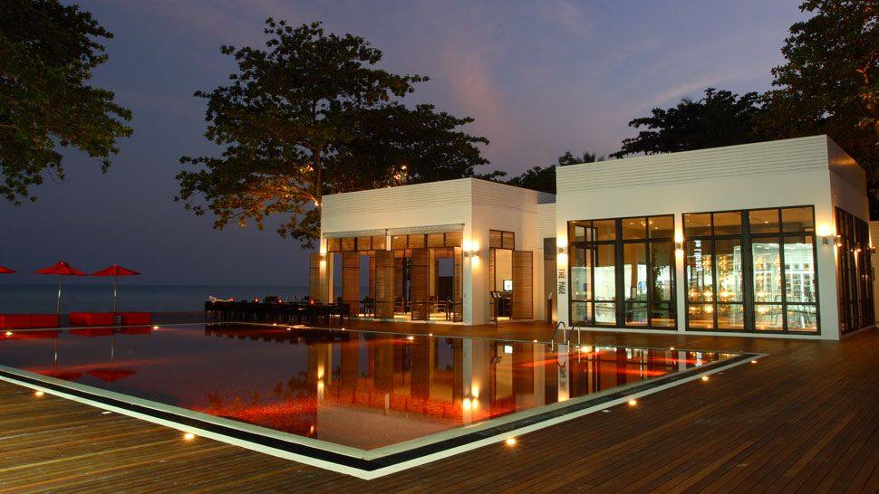 泰国苏梅岛图书馆度假酒店 The Library Koh Samui_005163-01-red-pool-exterior-night.jpg