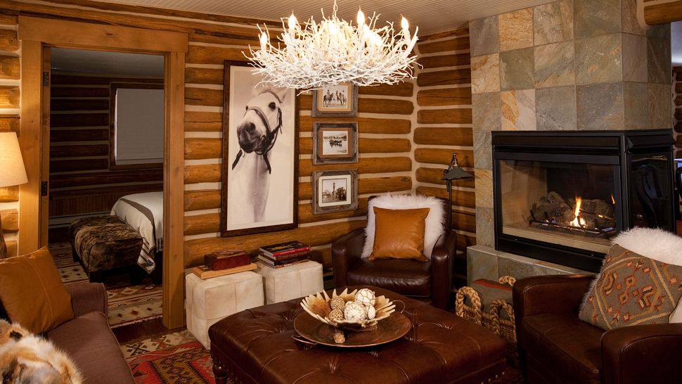 美国怀俄明州萨拉托加Brush Creek Ranch lodge_010342-06-Cabin living room.jpg