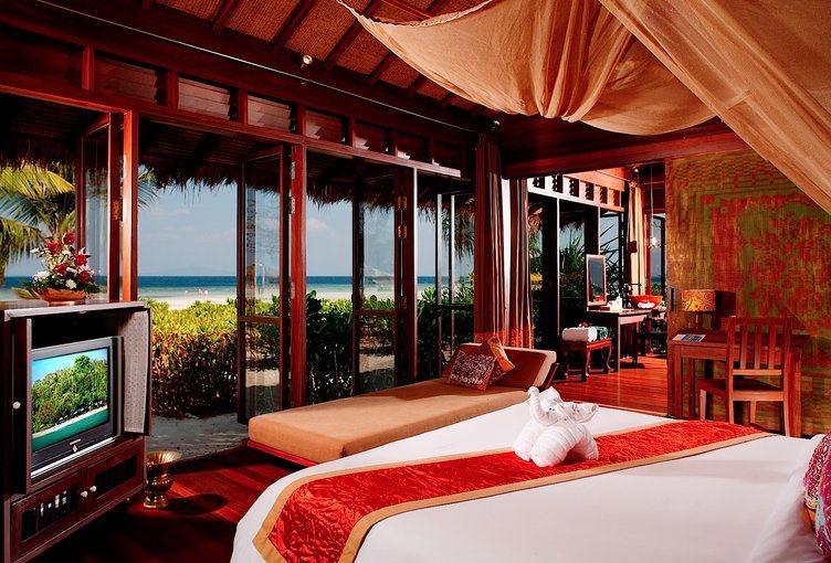 泰国普吉岛Zeavola Hotel_Zeavola_-_Beach_Front_Suite,_Bedroom_1.jpg