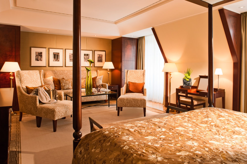 柏林阿德隆凯宾斯基酒店 Hotel Adlon Kempinski Berlin_Print_BER2BrandenburgerTorDeluxeSuiteBedroomLBS2.jpg