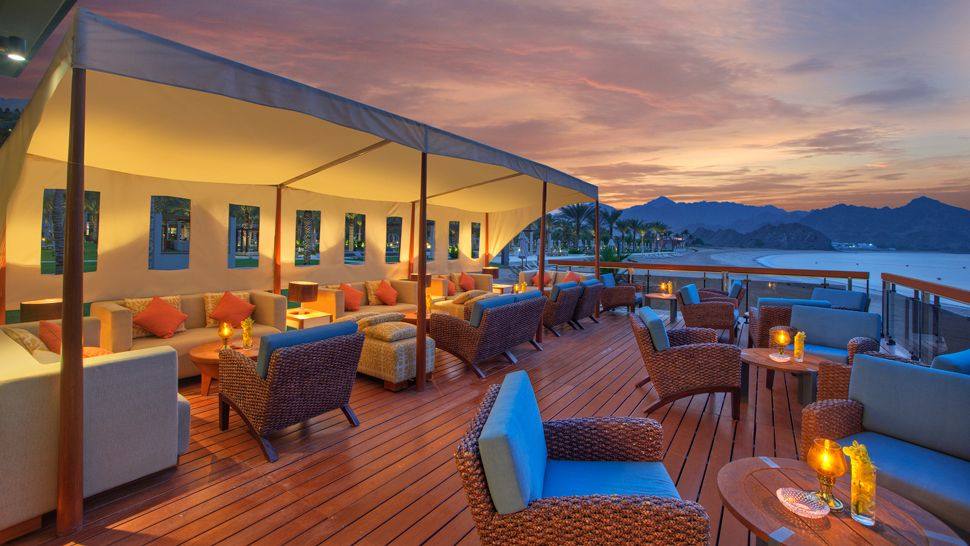 阿曼马斯喀特Al Bustan Palace丽思卡尔顿酒店_004277-01-Beach-Bar-Terrace-sea-view-sunset.jpg