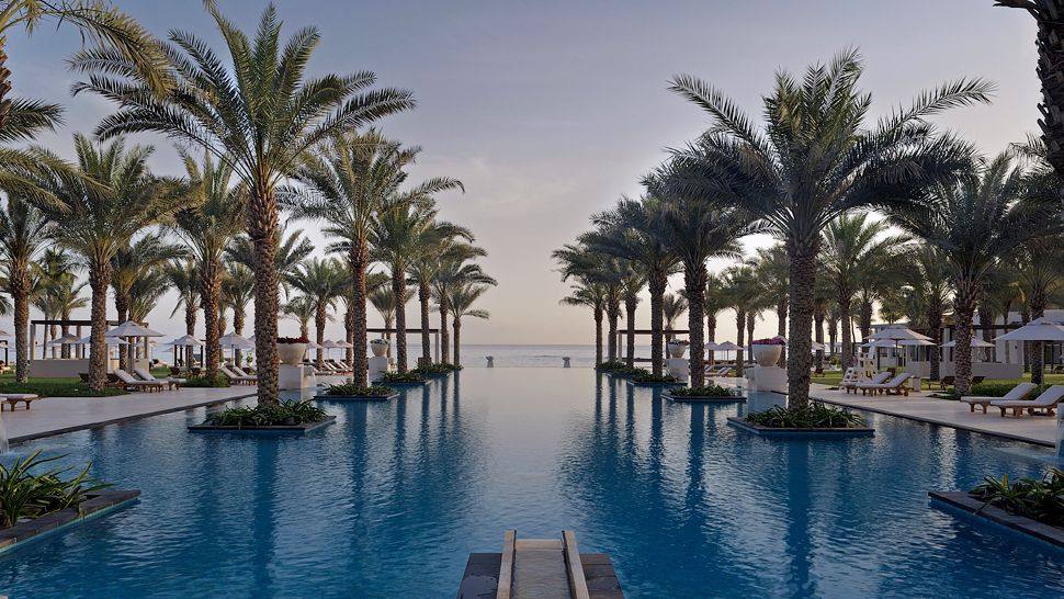 阿曼马斯喀特Al Bustan Palace丽思卡尔顿酒店_004277-05-Al-Bustan-Palace-Infinity-Pool.jpg