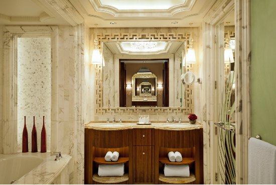 阿布扎比瑞吉酒店 The St. Regis Abu Dhabi_Guest-bathroom_lg.jpg