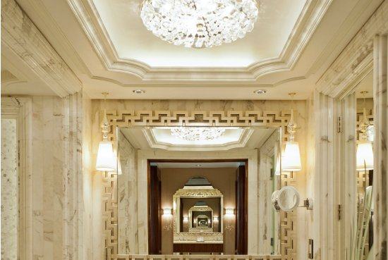 阿布扎比瑞吉酒店 The St. Regis Abu Dhabi_guest-bathroom-ceiling_lg.jpg