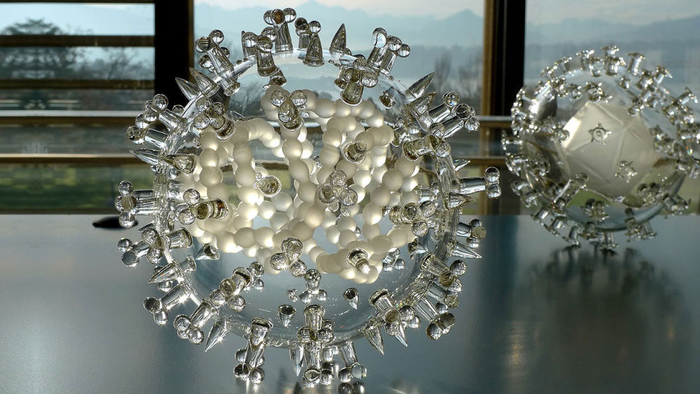 路克·杰拉姆的玻璃微生物学雕塑_lj_160712_15.jpg