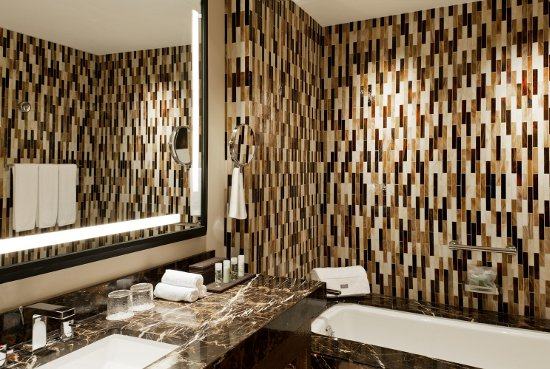阿布扎比威斯汀酒店 Westin Abu Dhabi_deluxe-room-bathroom_lg.jpg