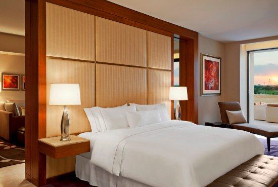 阿布扎比威斯汀酒店 Westin Abu Dhabi_executive-suite-bedroom_lg.jpg