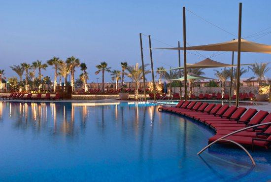 阿布扎比威斯汀酒店 Westin Abu Dhabi_recreation-pool-night_lg.jpg