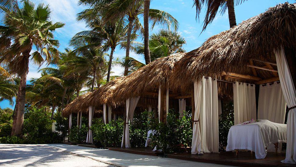 迈阿密海滩棕榈酒店 The Palms Hotel & Spa, Miami Beach_001683-05-Tiki-Cabanas.jpg