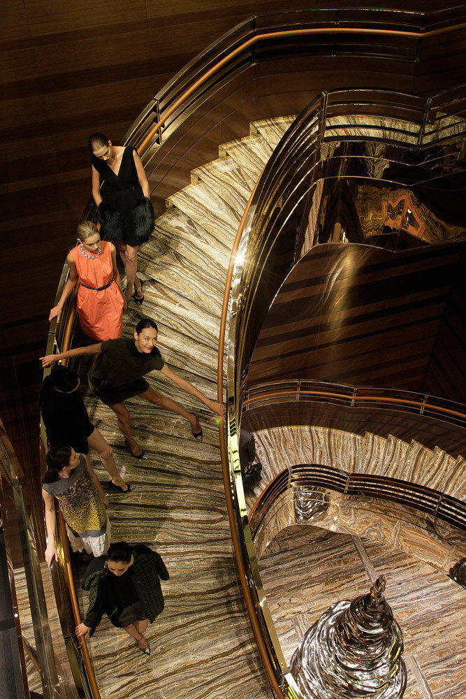 路易威登在中国规模最大的专卖店(上海的路易威登之家)_镀金旋转楼梯。