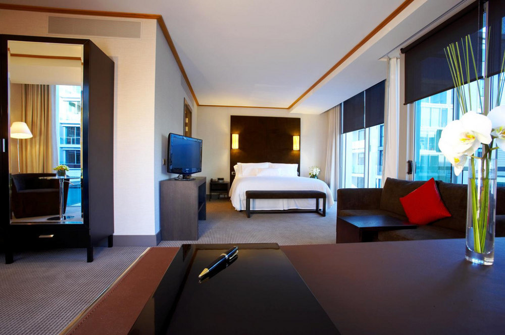 威斯汀_35)The Westin Auckland Lighter Quay—Generously sized Junior Suite, complete wit.jpg