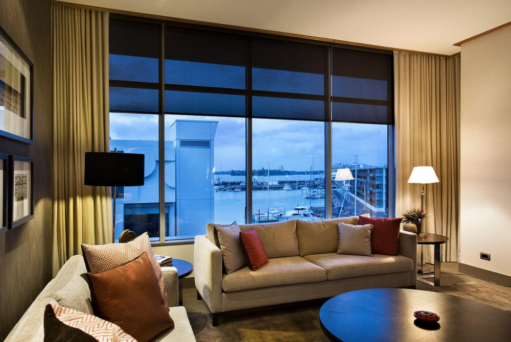 威斯汀_37)The Westin Auckland Lighter Quay—Presidential Suite with full length windows.jpg