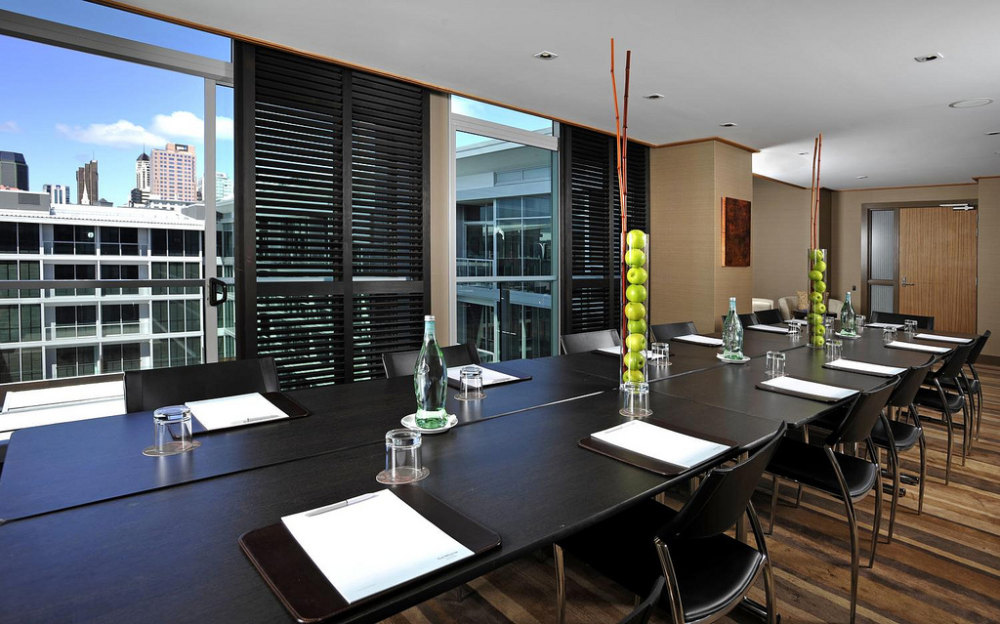 威斯汀_55)The Westin Auckland Lighter Quay—The Retreat with floor to ceiling windows o.jpg