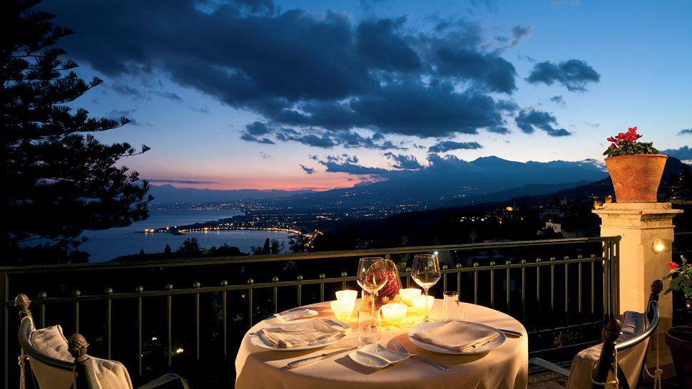 意大利西西里岛Grand Hotel Timeo_004254-10-dining-night-cliff-city-view.jpg