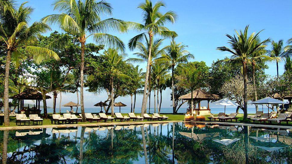 巴厘岛洲际度假酒店（InterContinental Bali Resort）_003474-06-main-pool-lounging.jpg