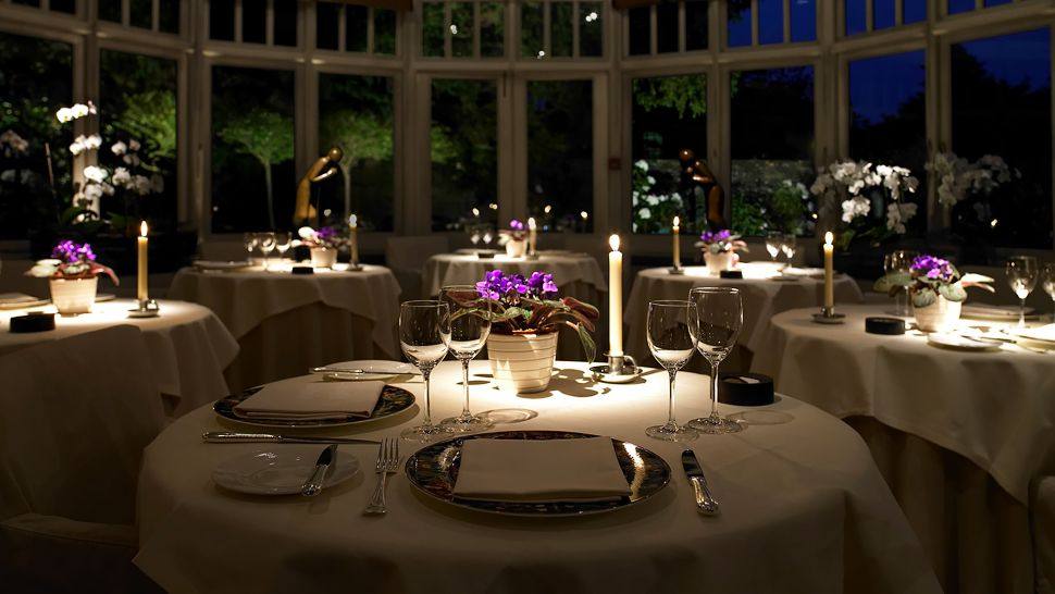 英国牛津米尔顿Le Manoir aux Quat'Saisons酒店_002647-14-Conservatory_dining_at_night.jpg